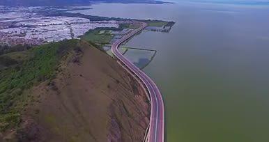 高原地区跨海高速公路全景航拍视频的预览图